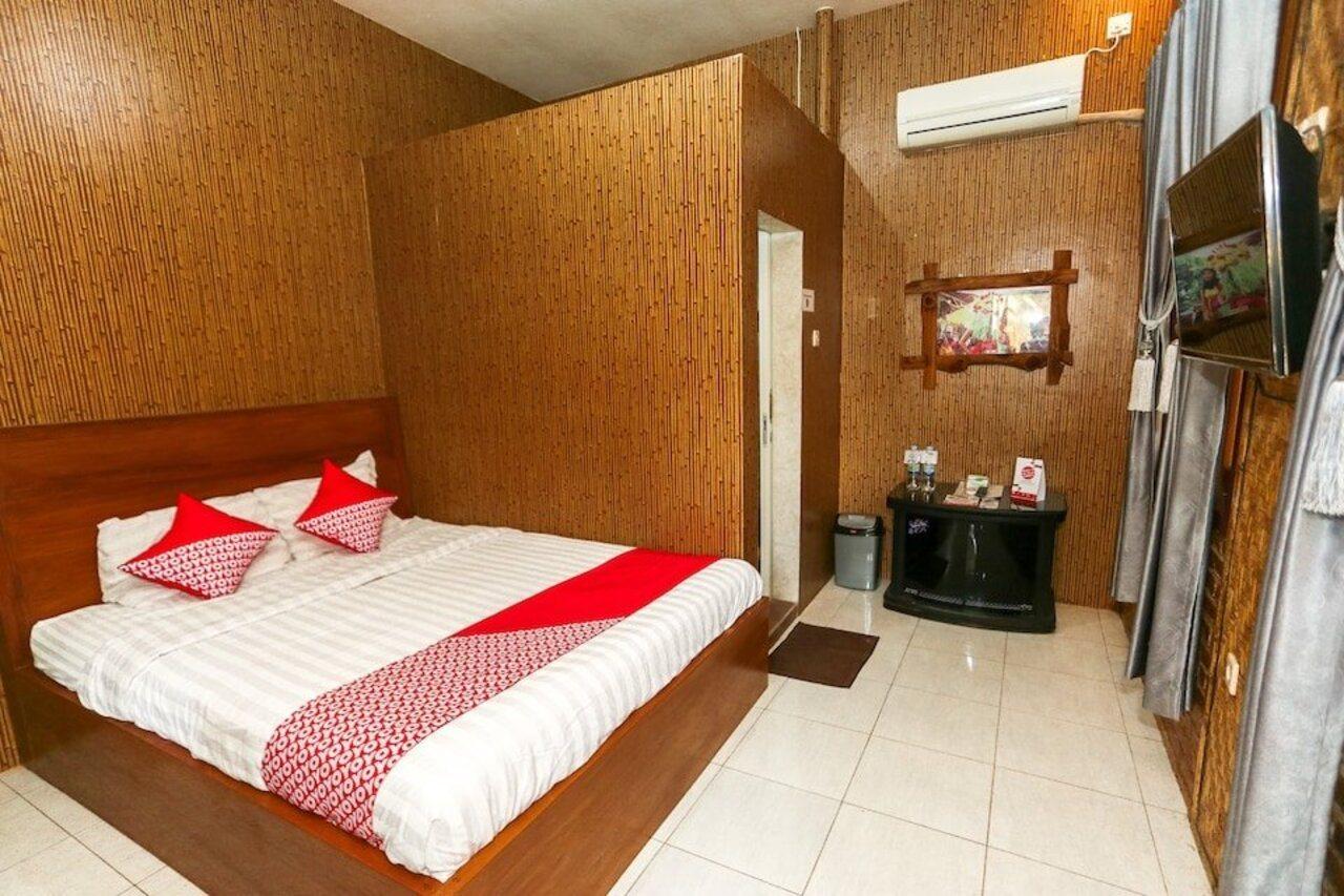 Vaccinated Staff - Oyo 1230 Kampoeng Osing Syariah Guesthouse Banyuwangi  Dış mekan fotoğraf
