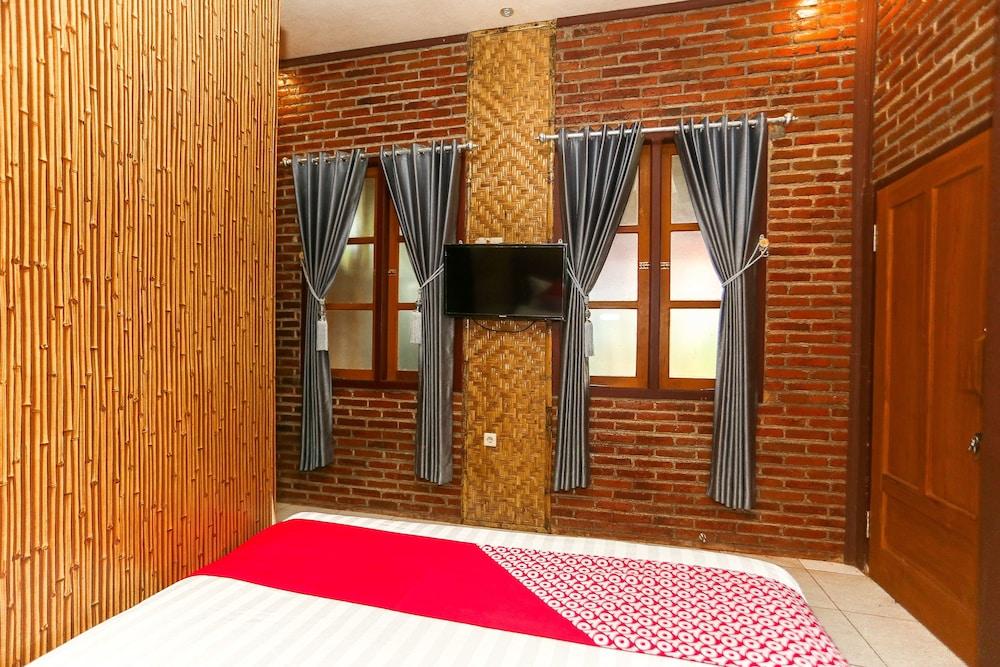 Vaccinated Staff - Oyo 1230 Kampoeng Osing Syariah Guesthouse Banyuwangi  Dış mekan fotoğraf