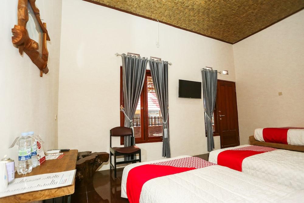 Vaccinated Staff - Oyo 1230 Kampoeng Osing Syariah Guesthouse Banyuwangi  Dış mekan fotoğraf