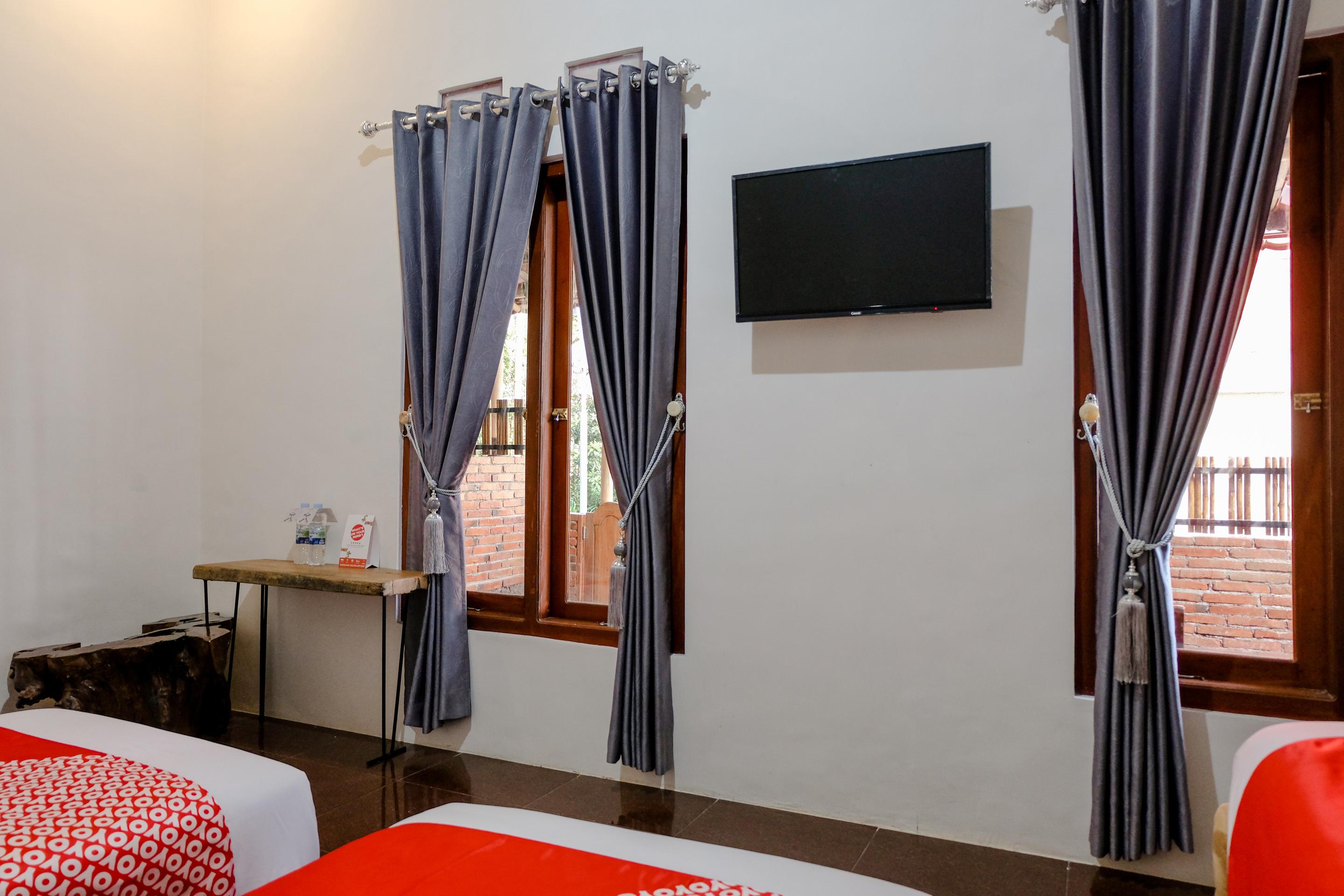 Vaccinated Staff - Oyo 1230 Kampoeng Osing Syariah Guesthouse Banyuwangi  Dış mekan fotoğraf