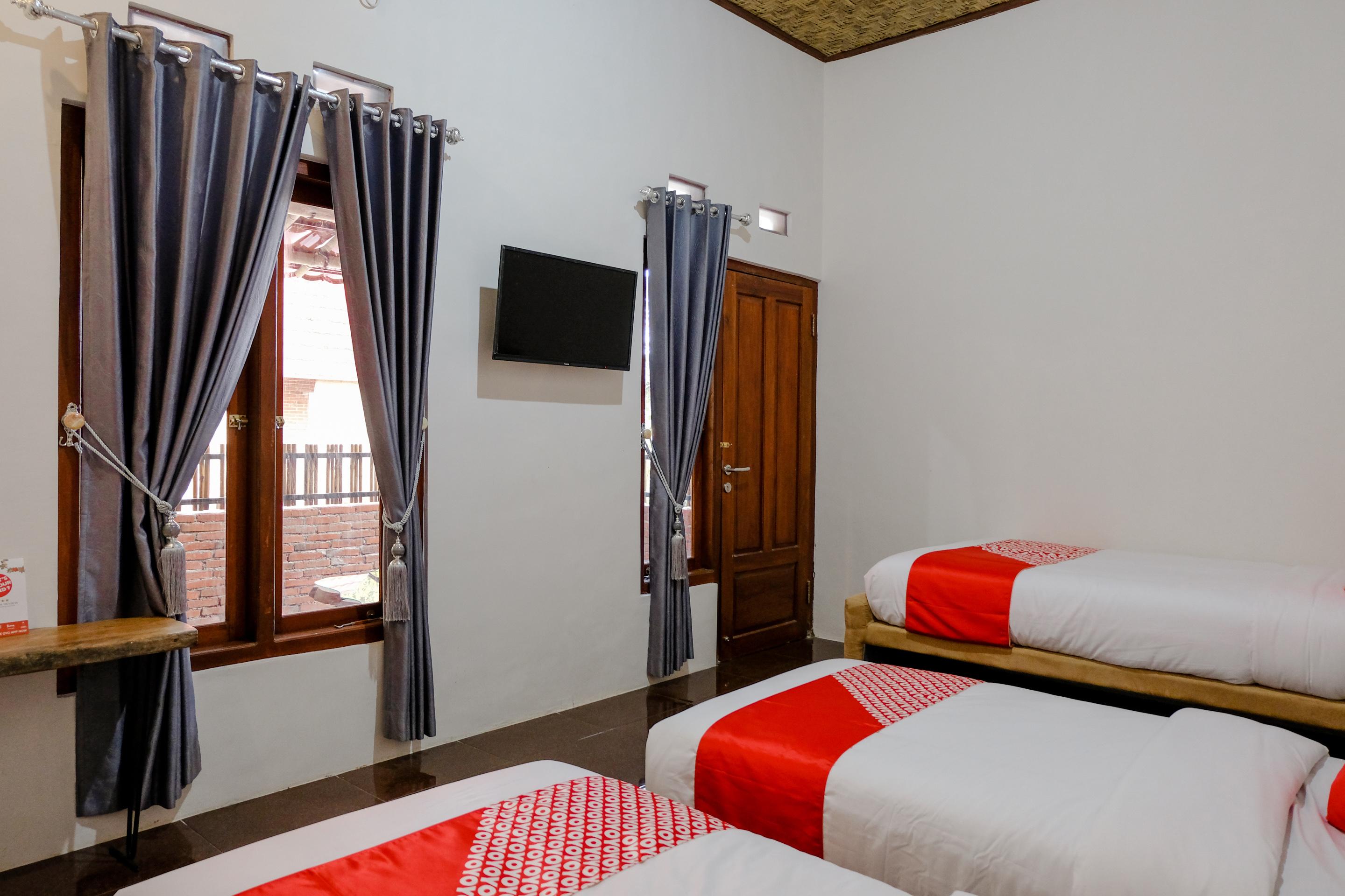 Vaccinated Staff - Oyo 1230 Kampoeng Osing Syariah Guesthouse Banyuwangi  Dış mekan fotoğraf