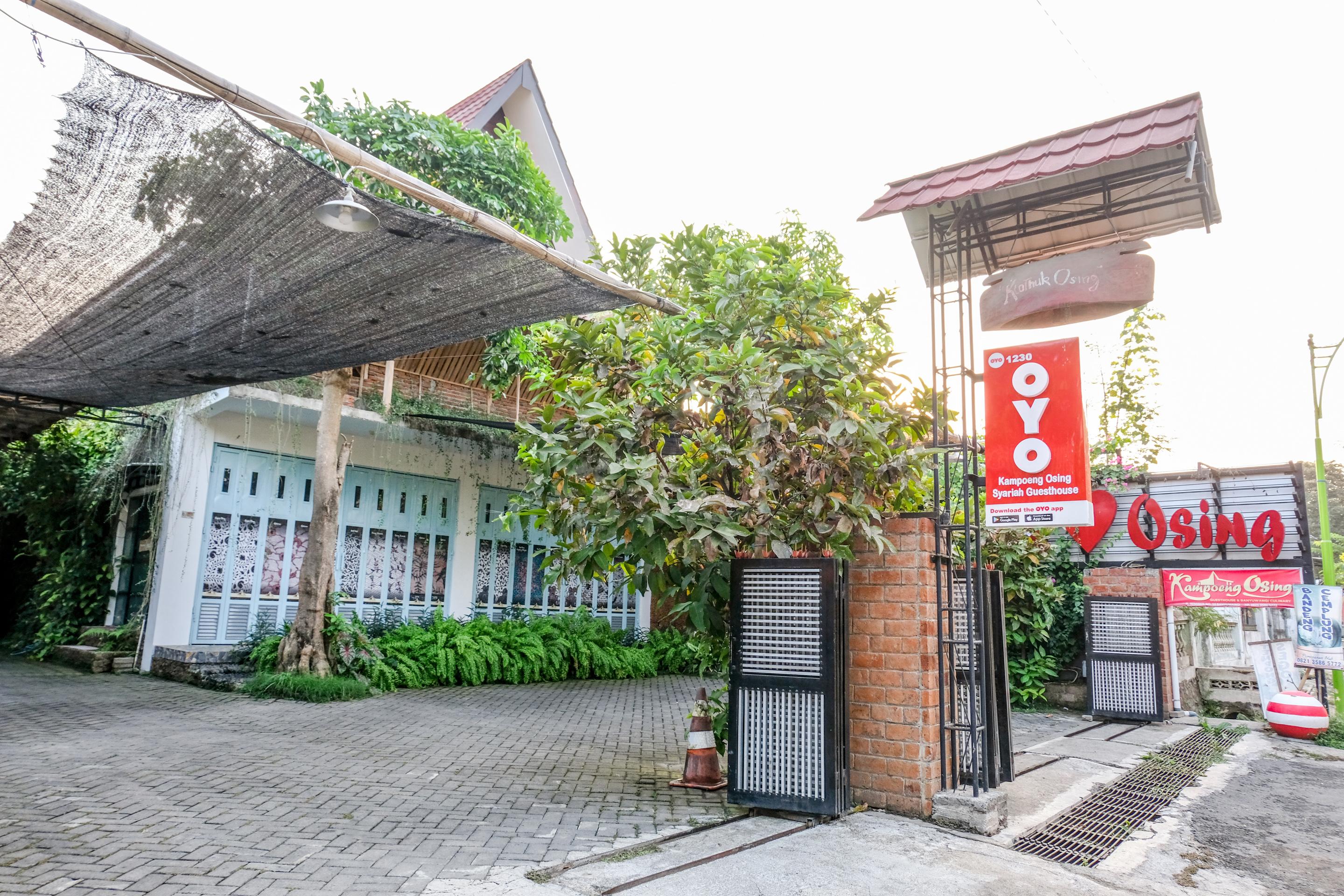 Vaccinated Staff - Oyo 1230 Kampoeng Osing Syariah Guesthouse Banyuwangi  Dış mekan fotoğraf