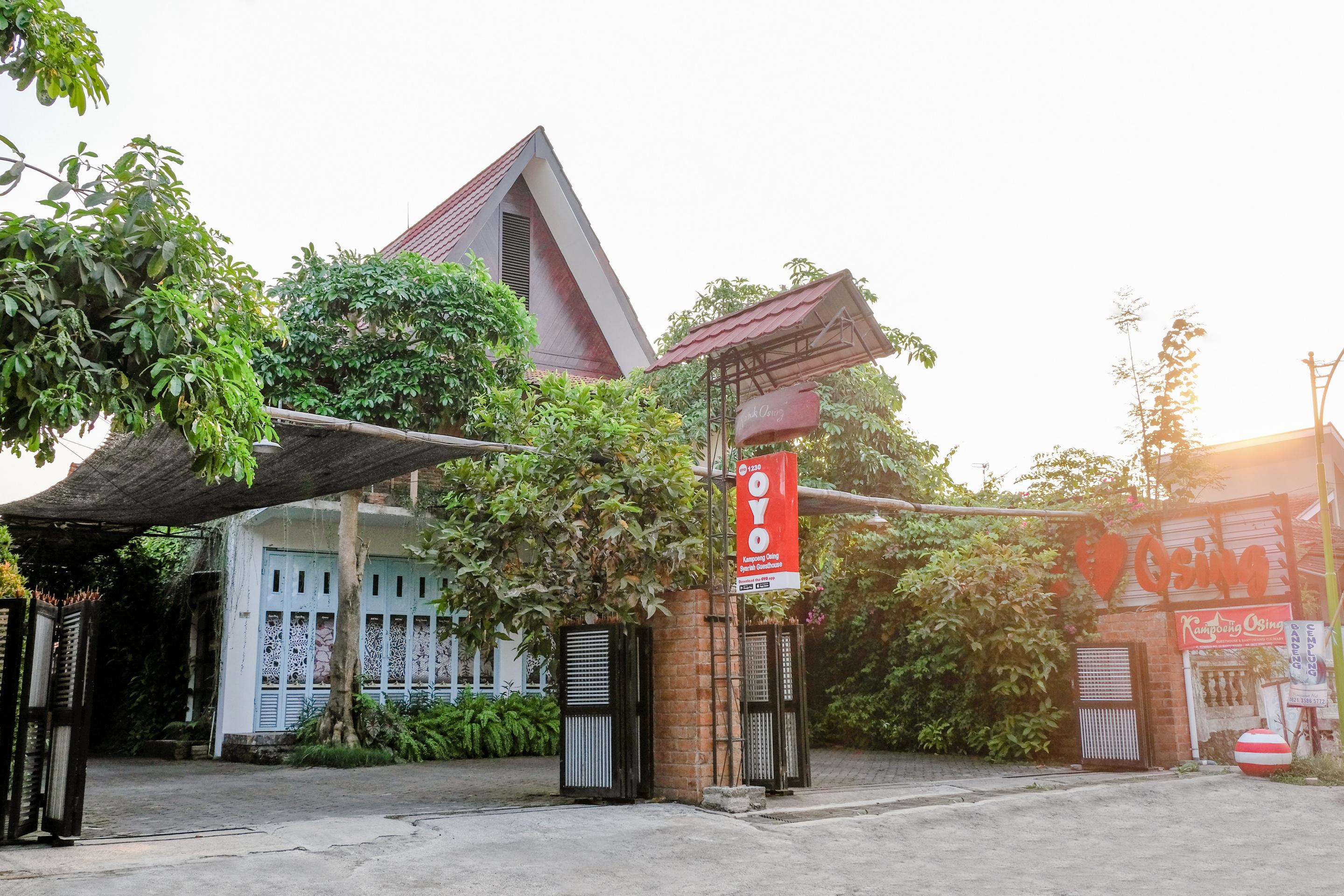 Vaccinated Staff - Oyo 1230 Kampoeng Osing Syariah Guesthouse Banyuwangi  Dış mekan fotoğraf