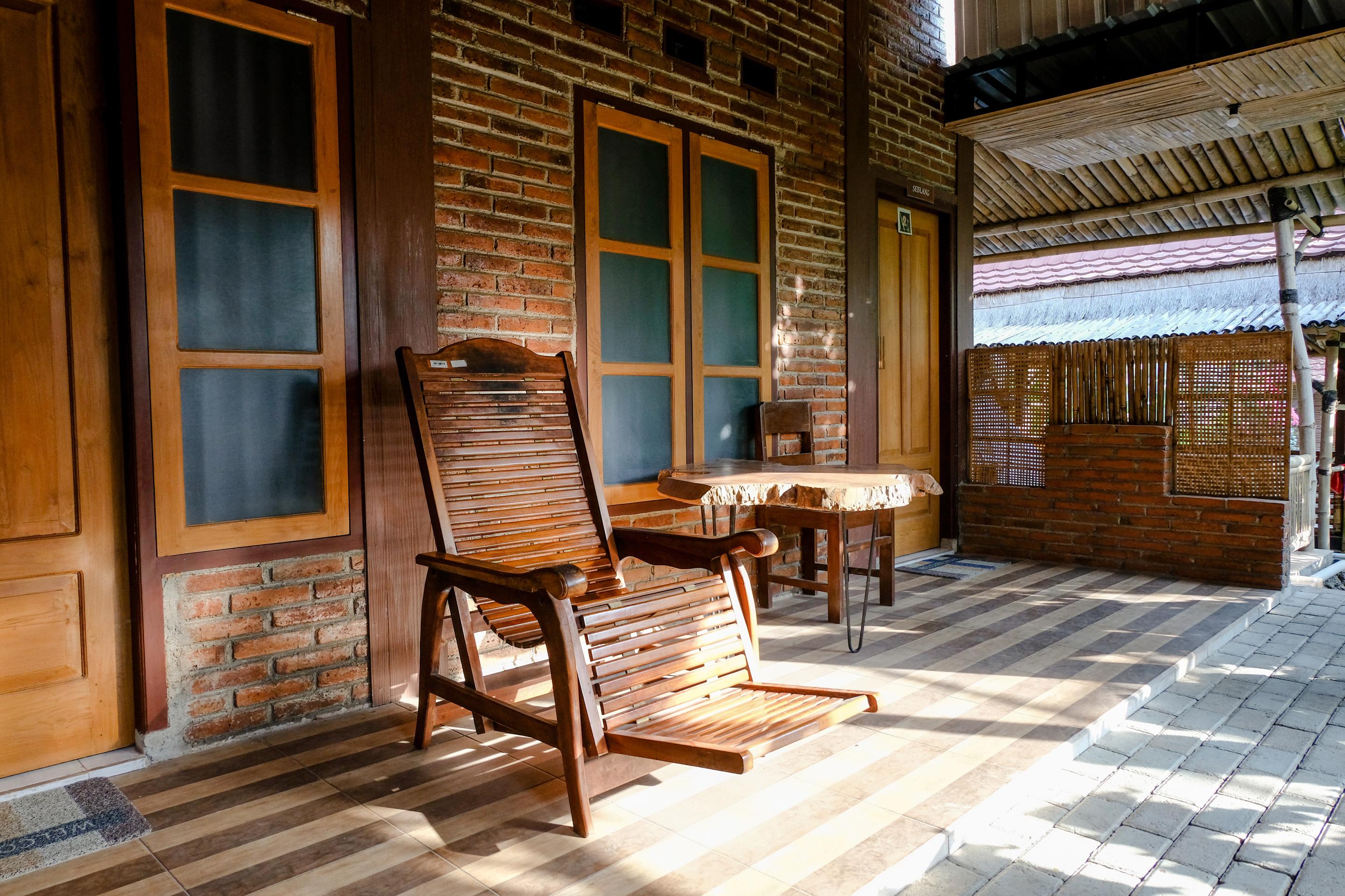 Vaccinated Staff - Oyo 1230 Kampoeng Osing Syariah Guesthouse Banyuwangi  Dış mekan fotoğraf
