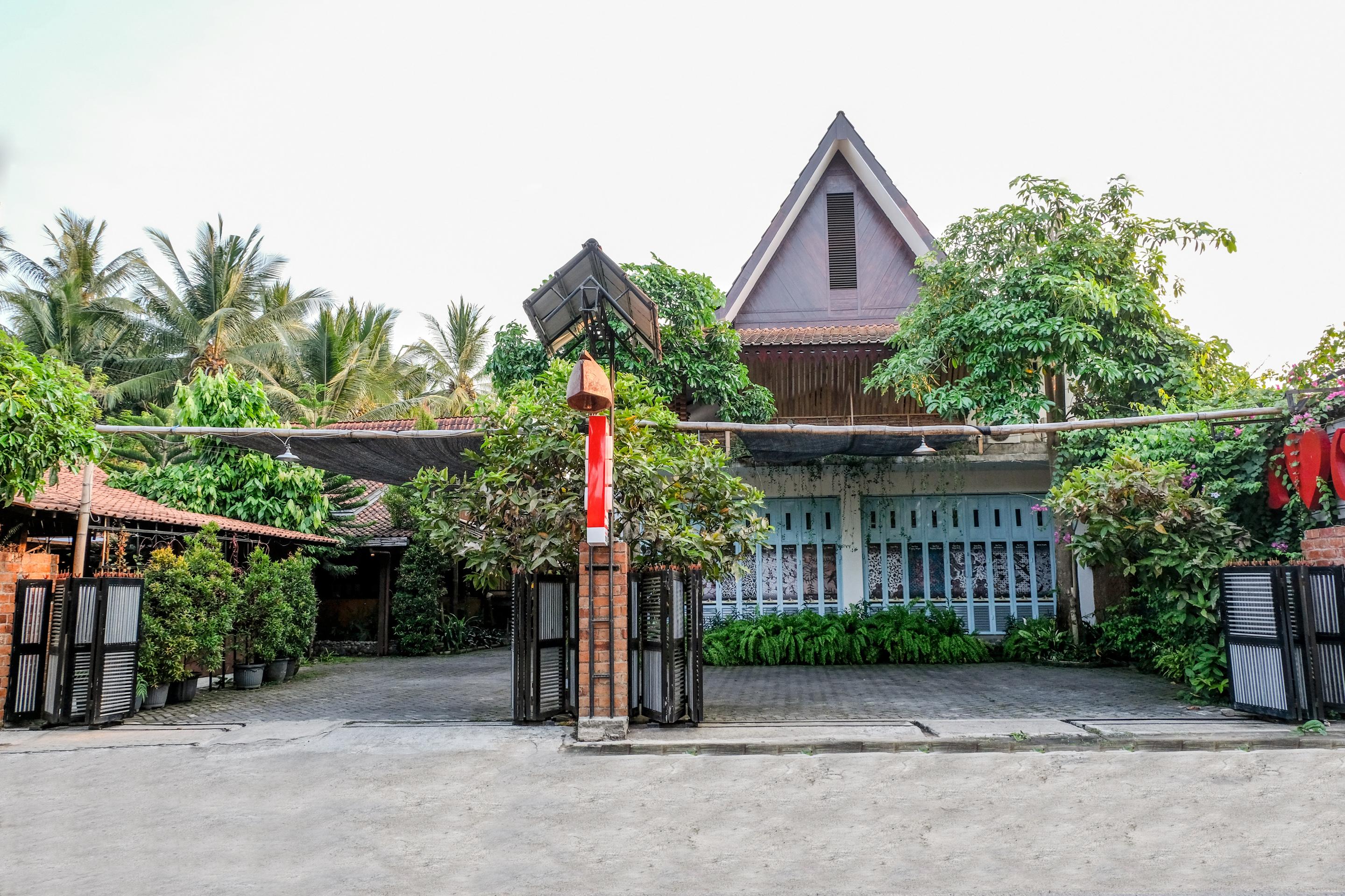 Vaccinated Staff - Oyo 1230 Kampoeng Osing Syariah Guesthouse Banyuwangi  Dış mekan fotoğraf