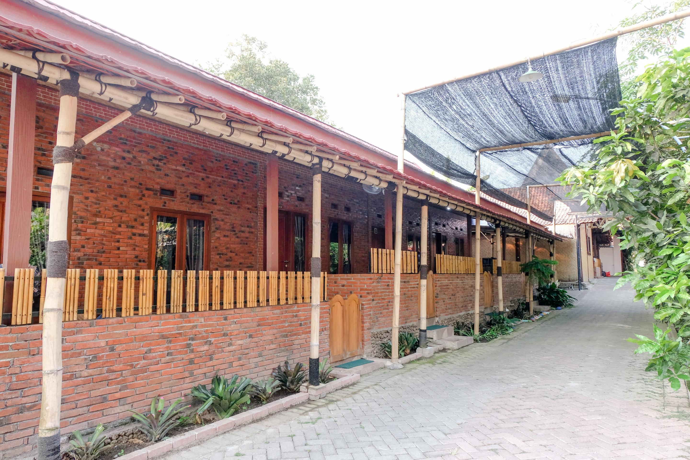 Vaccinated Staff - Oyo 1230 Kampoeng Osing Syariah Guesthouse Banyuwangi  Dış mekan fotoğraf