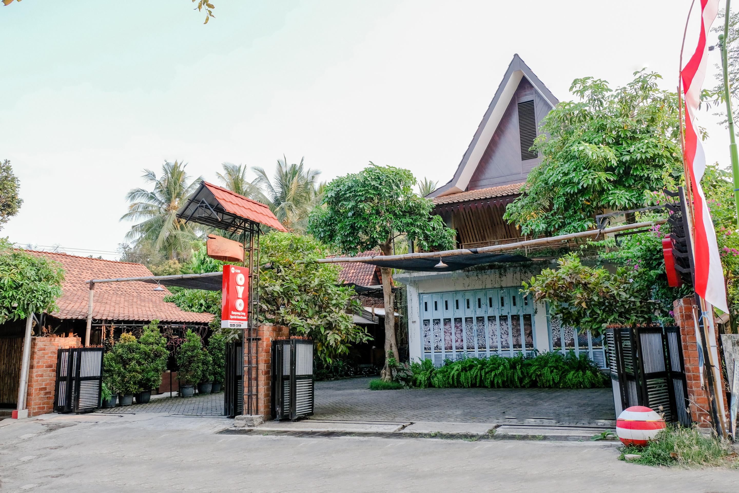 Vaccinated Staff - Oyo 1230 Kampoeng Osing Syariah Guesthouse Banyuwangi  Dış mekan fotoğraf