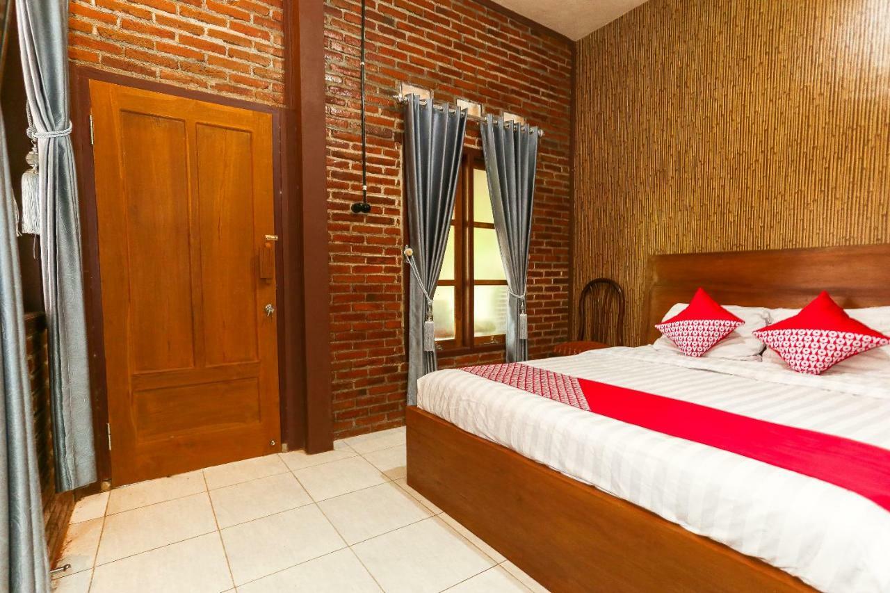 Vaccinated Staff - Oyo 1230 Kampoeng Osing Syariah Guesthouse Banyuwangi  Dış mekan fotoğraf