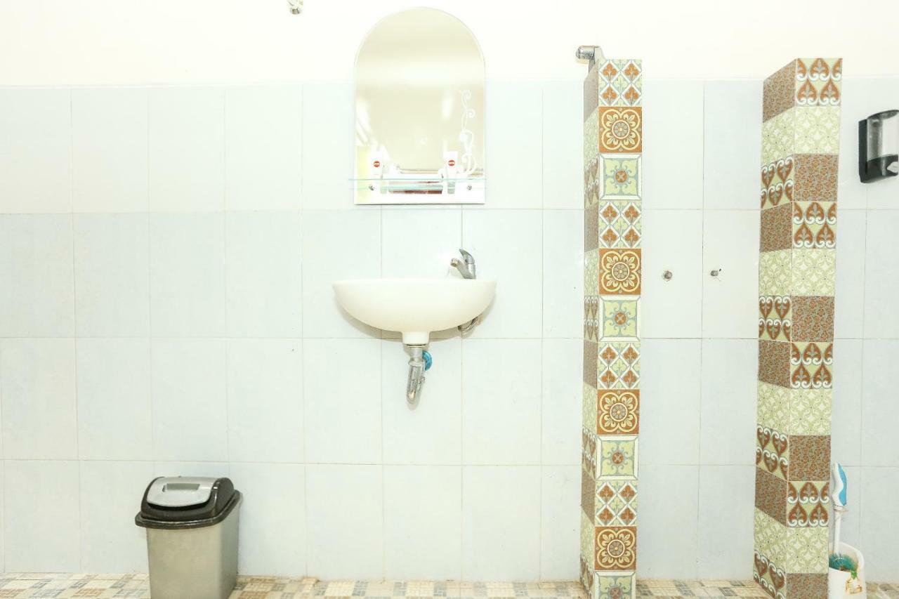 Vaccinated Staff - Oyo 1230 Kampoeng Osing Syariah Guesthouse Banyuwangi  Dış mekan fotoğraf