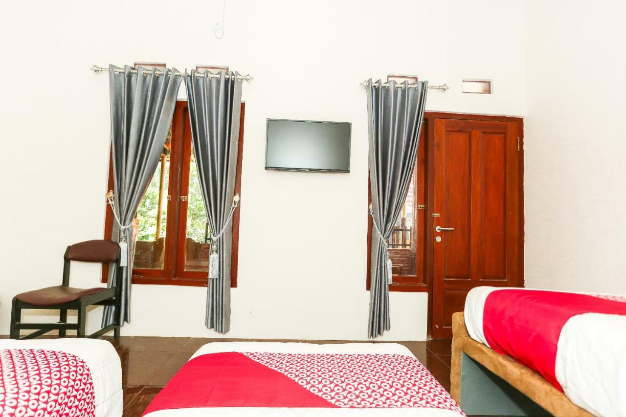 Vaccinated Staff - Oyo 1230 Kampoeng Osing Syariah Guesthouse Banyuwangi  Dış mekan fotoğraf