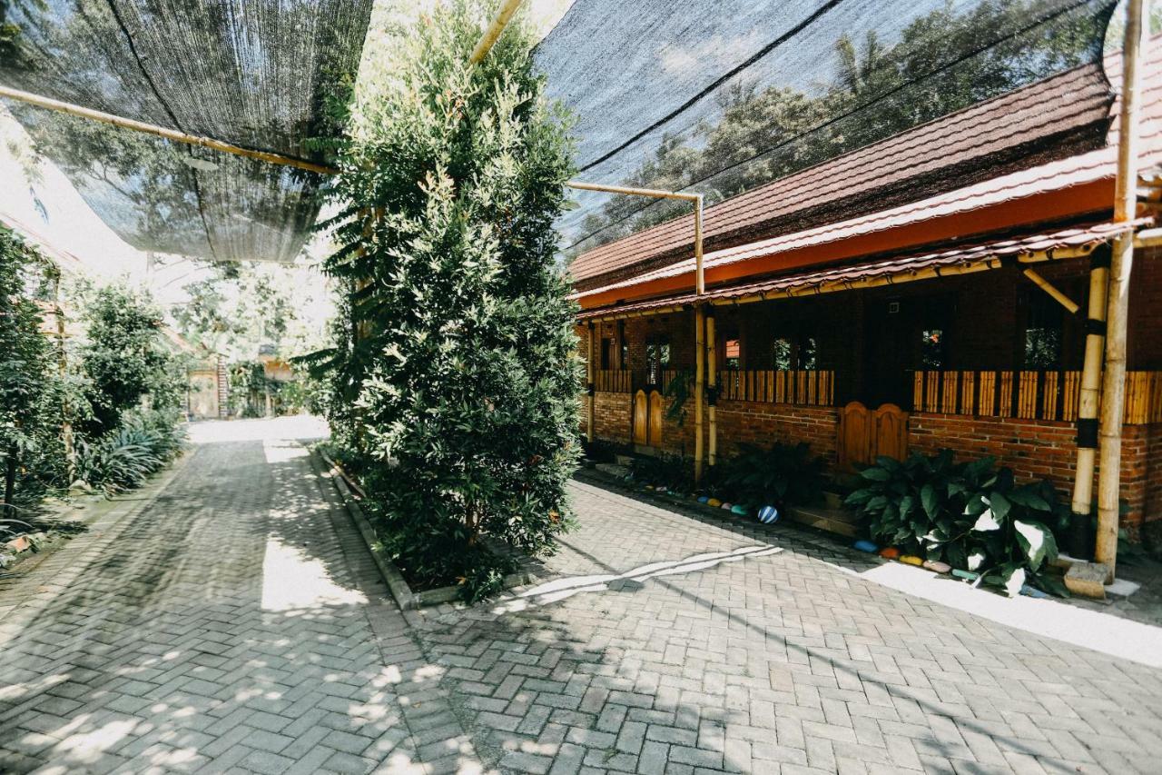 Vaccinated Staff - Oyo 1230 Kampoeng Osing Syariah Guesthouse Banyuwangi  Dış mekan fotoğraf