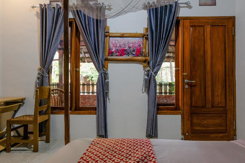 Vaccinated Staff - Oyo 1230 Kampoeng Osing Syariah Guesthouse Banyuwangi  Dış mekan fotoğraf