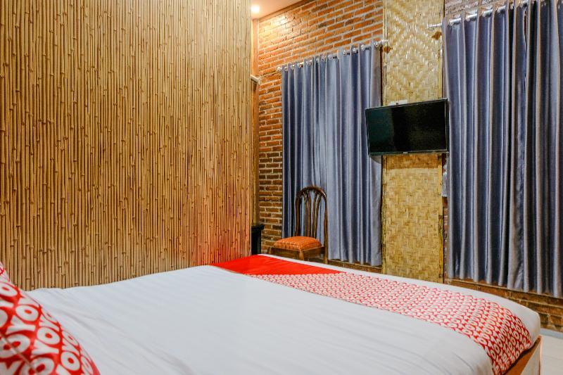 Vaccinated Staff - Oyo 1230 Kampoeng Osing Syariah Guesthouse Banyuwangi  Dış mekan fotoğraf